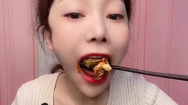 来啦家人们！你们昨天评论点的麻辣猪脑花安排！看的过瘾来个小❤❤直播啦直播啦直播啦 @沂蒙春姐(O3x