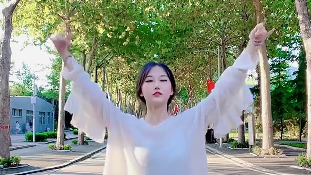 我们永远风华正茂，生活要五颜六色，不要乱七八糟 #回眸一笑 #万疆舞蹈 #祝福祖国繁荣富强