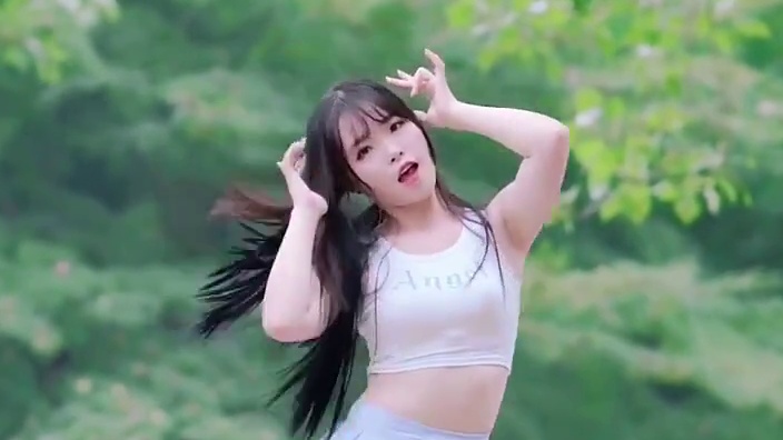 ️️️️️
超人气宅舞UP主：A慕慕有奶糖C
喜欢的小伙伴就点击我的主页下载AcFun
关注“A慕慕