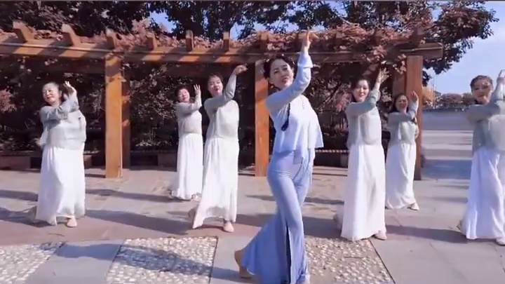 #舞蹈还得看华流 #古风舞蹈 #我跳舞我健康我快乐 这首歌暴漏年龄了 @快手舞蹈(O3x5ak2sc