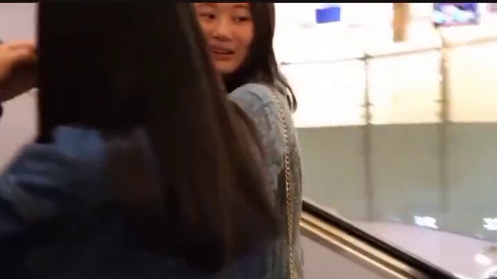 #街头测试搞笑视频  #恶搞路人视角街拍 #这谁顶得住啊