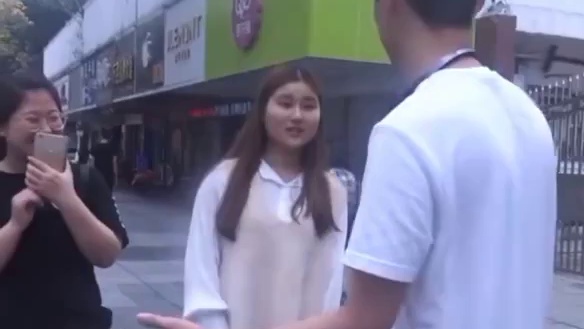 #恶搞路人视角街拍  #街头测试搞笑视频 #这谁顶得住啊