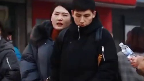 #恶搞路人视角街拍  #街头测试搞笑视频 #这谁顶得住啊