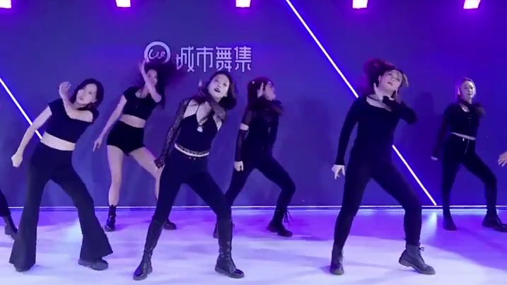 #EXID  冷艳迷人！热门歌曲《抖抖抖》#韩舞翻跳 黑色氛围感十足，太撩人啦~ #零基础爵士 