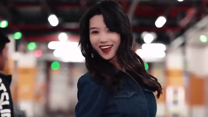 不是吧不是吧 不会真有人不知道我每天9点播 然而都会迟到吧 #美女街拍