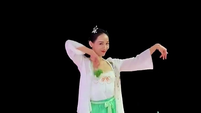 夏辉跳一曲《梅花泪》，舞和人，你选哪个 #舞蹈 #古典舞 #梅花泪