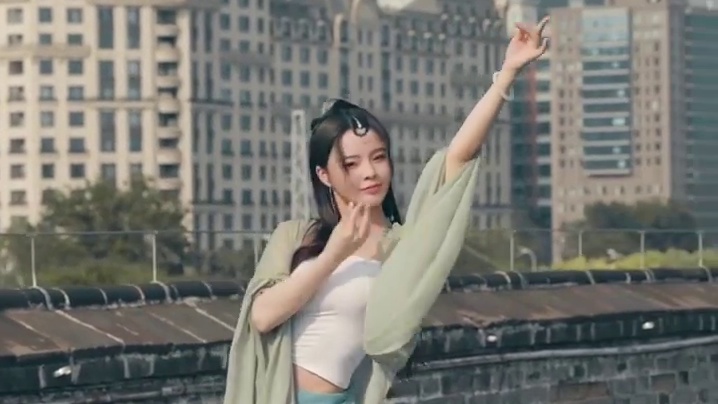 #古风舞蹈 #琵琶行跟个风 千呼万唤始出来，犹抱琵琶半遮面。