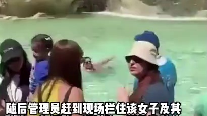 意大利一女子跳进罗马“许愿池”游泳 据称为解暑 引发众怒