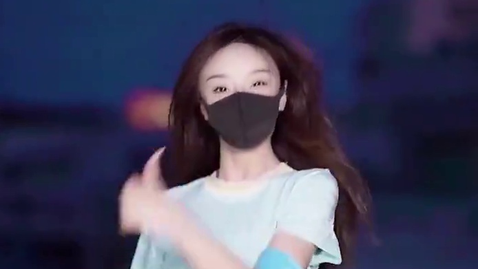 心脏又不在正中间，对你偏心又怎么了 #gobaby抹唇舞