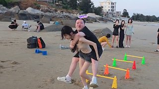 櫻子背萬坤成功跨越障礙