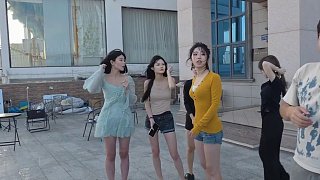 阿偉爽翻女生墊上互動