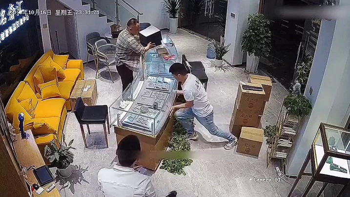 监控里什么都有 