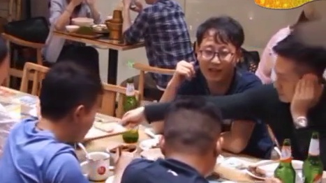 #我在快手整活  #恶搞路人搞笑视频 下期挑战把对方的菜拿光，会有什么反应