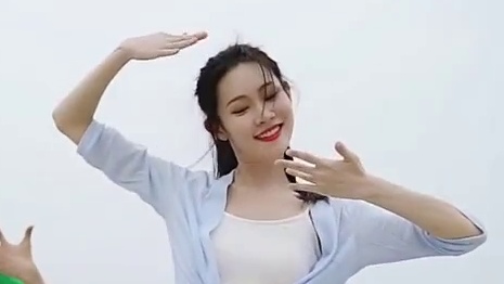湖边的小孔雀款款而来～#傣族舞 #月光下的凤尾竹 #北舞双星