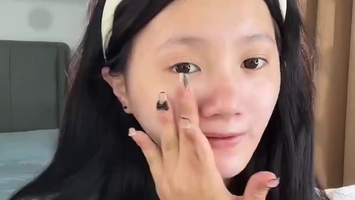 想我的话 就把大拇指放在耳边 小拇指放在嘴边～