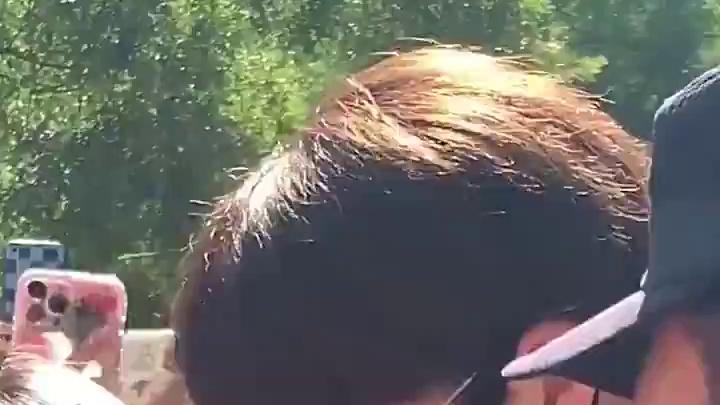 何洛洛北电开学，现场真的好多人啊，私人行程还是不要聚集了，祝弟弟大学生活愉快 #捕娱计划 