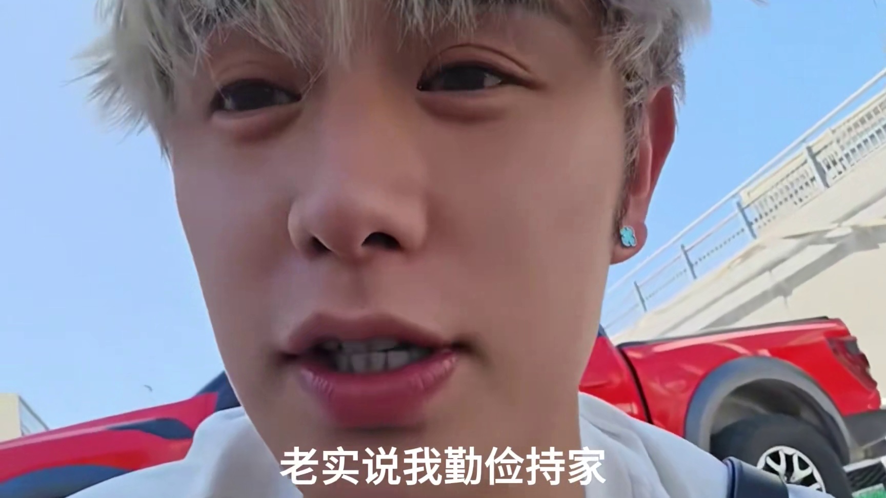 “有钱人吃路边摊就是接地气！！”