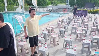 轉(zhuǎn)圈戴眼罩繞障礙碰瓶水槍伺候