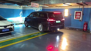 車庫(kù)整理衣物意外搞笑