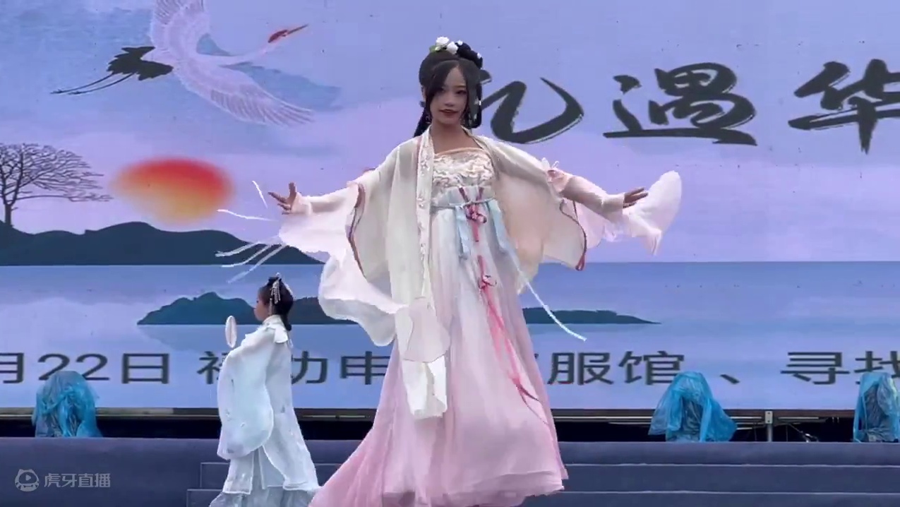 来偶遇呀～#汉服走秀 #火把节 #舞蹈