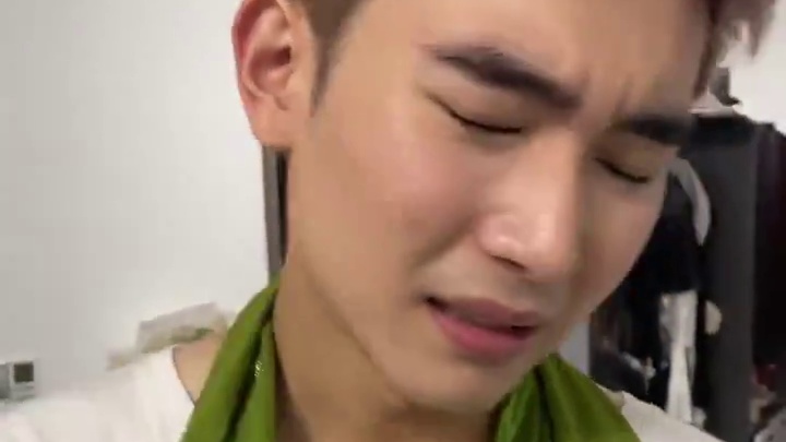 风哥给我们安排了新的情侣装，但我怎么笑不出来#情侣日常  #辣妹装 