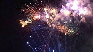 絢麗煙花持續(xù)綻放震撼全場