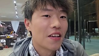 戴金戒指失誤連連道歉