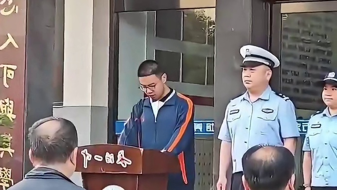 网友：这学校真严，连校长都得穿校服！