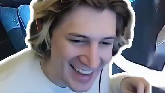 XQC看中国玩家被热茶烫出猪叫 依旧专心游戏惊叹逆天专注力！ #