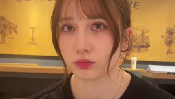 焦急等待拉面的樱花妹
