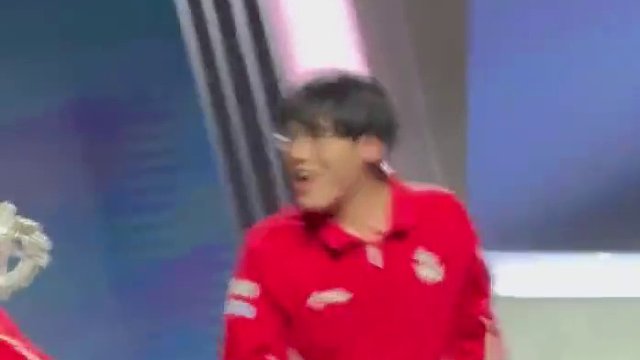 現(xiàn)場(chǎng)的觀眾都站起來(lái)了恭喜WE

 ???