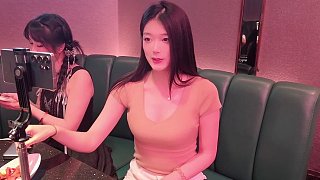 聚會(huì)現(xiàn)場(chǎng)舉杯暢飲互動(dòng)