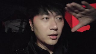深藍(lán)跑車(chē)意外磕碰引驚嚇