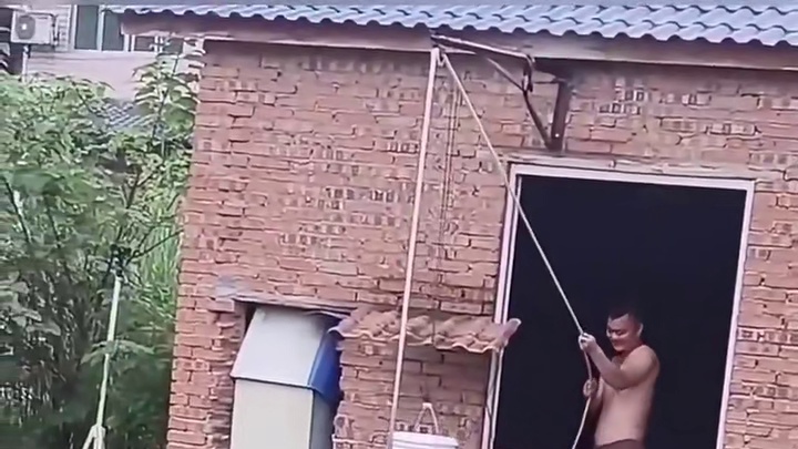 厕所下面还养鱼！