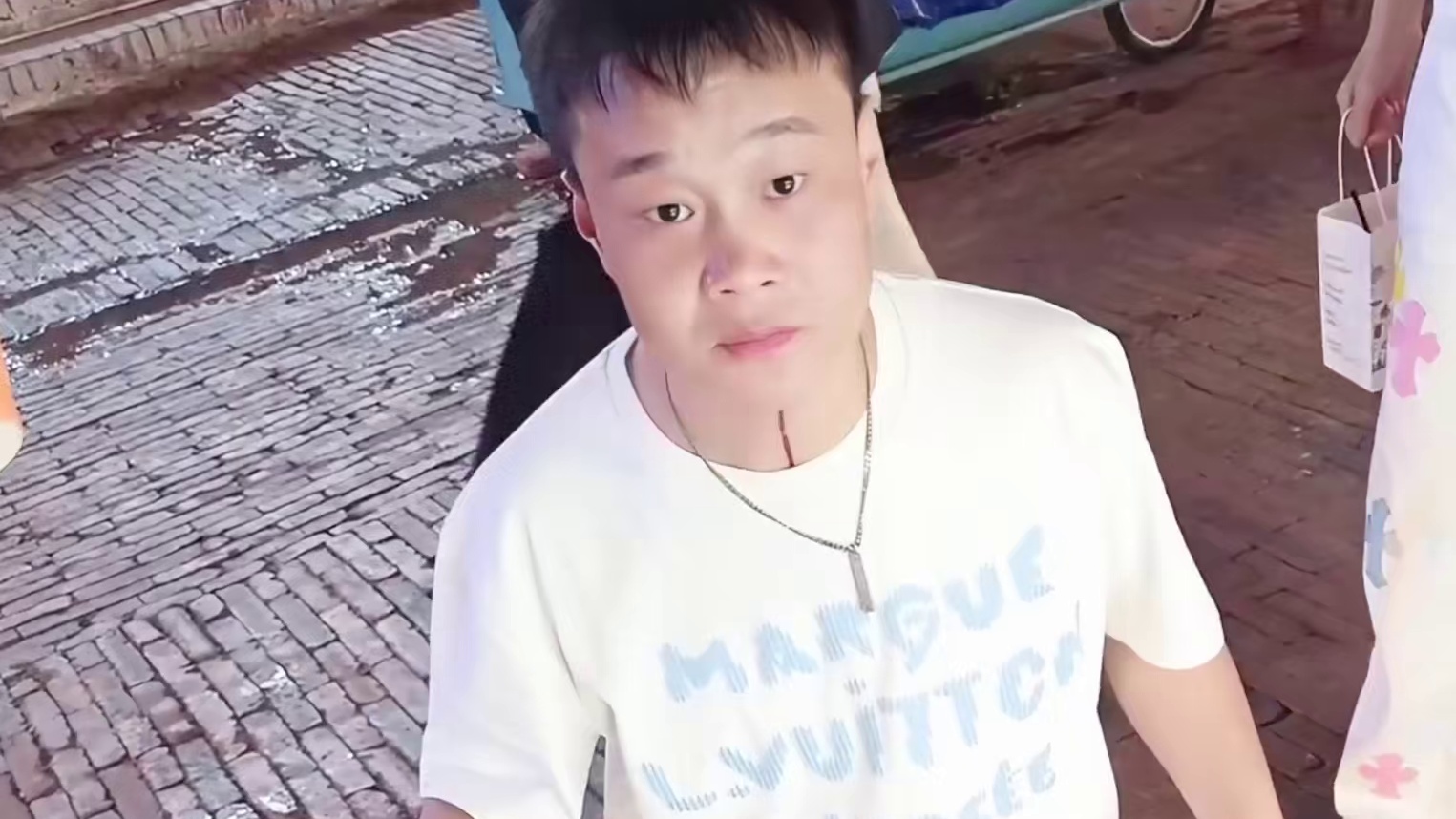 妹子想坐虎子腿上，虎子的做法太懂事了