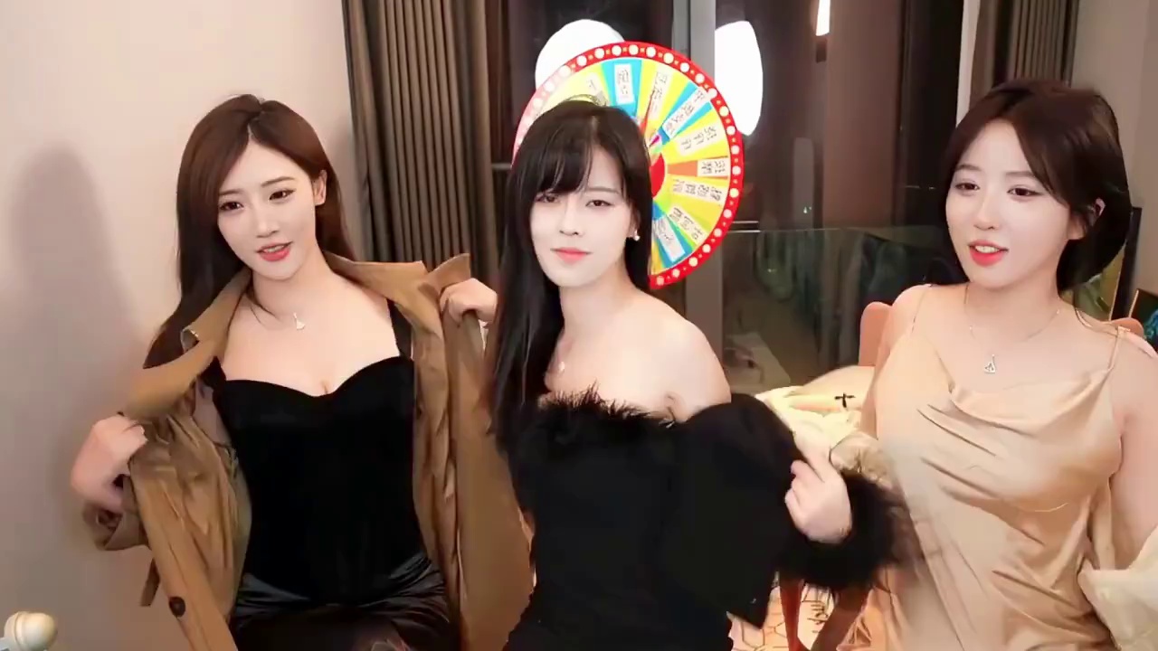 沫子呆妹豚豚比拼身材，豚豚简直是碾压两人