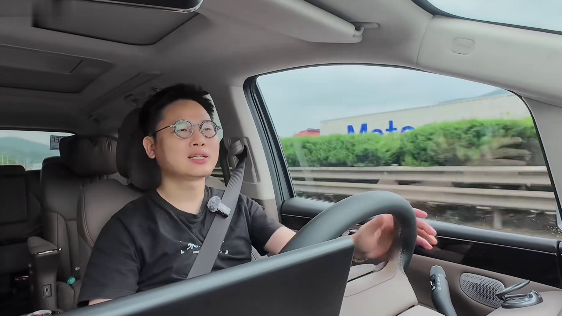 全新动力新增四驱！配置再升级，试驾传祺向往M8 PHEV L 动力系统焕新、四驱版本登场，增加Momenta智驾，再加上满配豪华配置加持，这台MPV变得超值？