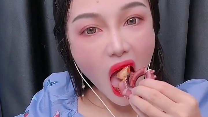 这次的章鱼足缩水严重 煮好小小一颗 哈哈哈～ 