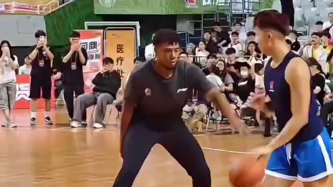 巨龙大战黑熊，场上拼抢激烈，进步有目共睹。