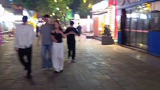 街頭男子比手勢(shì)引觀眾熱議網(wǎng)紅