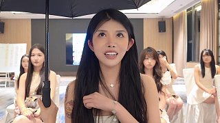 慷慨送出迪奧手提包