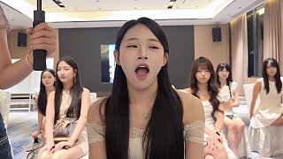女性摘口罩露面容引觀眾驚嘆