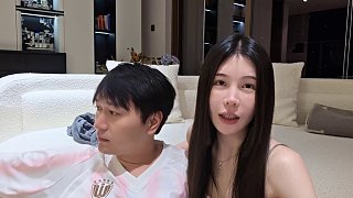 女子觸碰男子臉部親密互動