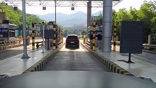 前車貼心引導(dǎo)人工通道通行