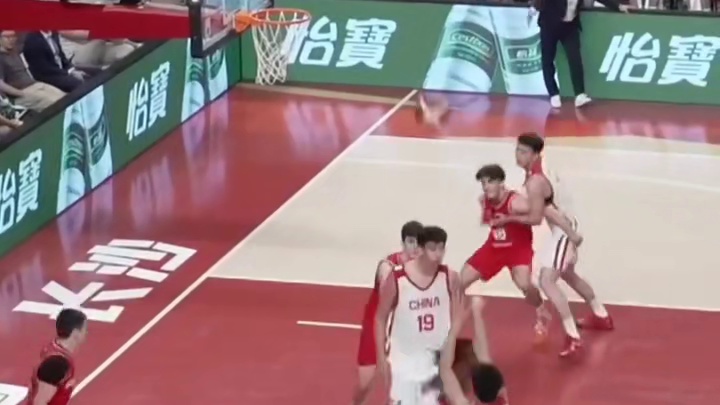 连续收下篮板，出众弹跳变身弹簧球员