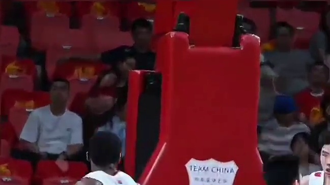 防守时眼神专注，动作干净利落，球场上的对抗充满张力