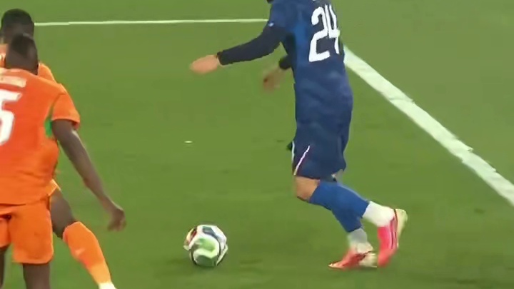 摆脱两人后右脚低射破门，法国1-0领先科特迪瓦 #世界杯