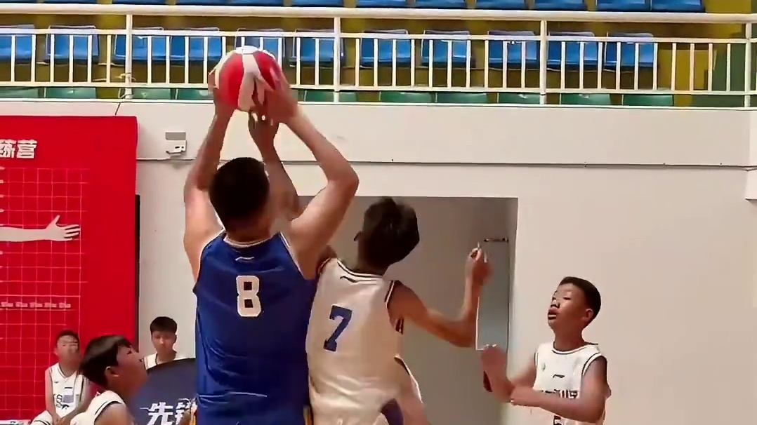 小学生联赛惊现身高啊1米97版姚明#篮球