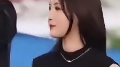 鸟叔演出现场的小插曲，看了十几遍总感觉美女没有错啊