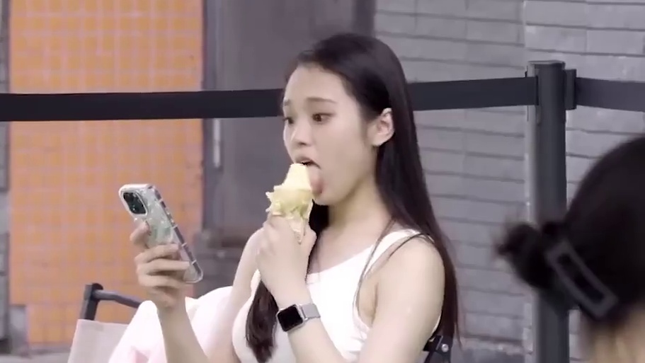 整蛊路人：美女吃冰激凌声音也太大了！